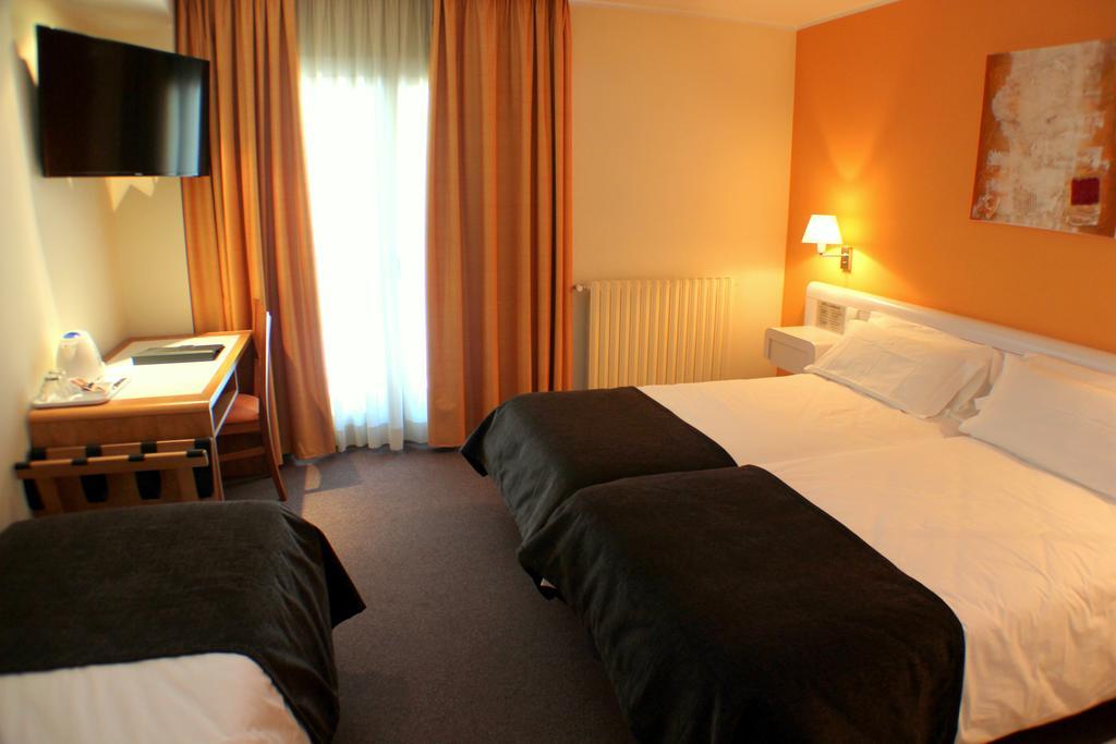 Economy Triple Room,328430488:JPEG